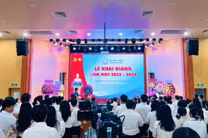 Tân sinh viên hào hứng trước tiếng trống khai giảng năm học mới 2023-2024.