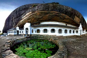 Cách thành phố Colombo khoảng 148 km về phía đông, Dambulla hay còn gọi đền Vàng là quần thể đền thờ hang động được bảo tồn tốt nhất ở Sri Lanka. Ngôi đền đá tráng lệ này nằm ở độ cao khoảng 160 m, có chiều dài 600 m. Vua Vattagamini Abaya từng sử dụng nơi đây làm chốn ẩn náu để lánh nạn ngoại xâm vào thế kỷ 1 trước Công nguyên.