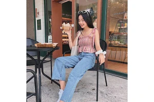 Mix áo hai dây chun nhún và quần jeans ống rộng thì sẽ chẳng ai bắt bẻ được bạn về khoản phối đồ đâu.