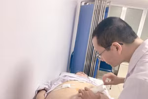 BS kiểm tra sức khỏe cho BN 60 tuổi. Ảnh: BVCC.