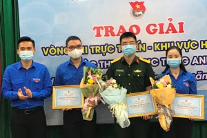 Phó Bí thư Thành đoàn Hà Nội trao giải cho 3 cán bộ trẻ đạt giải Nhất tuần.