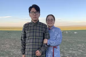 Chị Naran và con trai.