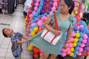 Trẻ đòi mua đồ chơi khi đi siêu thị là câu chuyện rất nhiều phụ huynh gặp phải (Ảnh minh họa)