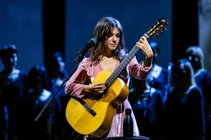 Katie Melua trên sân khấu với cây đàn guitar.