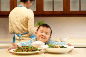 Giai đoạn 2-3 tuổi là thời điểm lý tưởng nhất để dạy trẻ tự lập trên bàn ăn. (Ảnh minh họa).