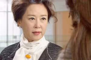 Mẹ chồng Thu luôn xét nét cô phải sống đúng danh dâu trưởng. (Ảnh minh họa).