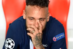 Gục ngã ở chung kết Champions League, Neymar ôm mặt ngồi khóc trên ghế dự bị