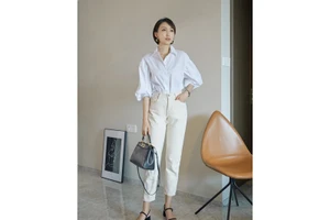 Sơ mi trắng + quần jeans trắng