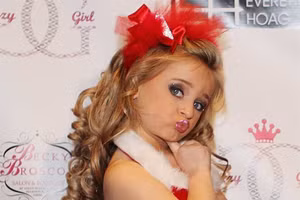 Isabella gây ấn tượng mạnh với khán giả nhờ vào vẻ ngoài hệt búp bê barbie.