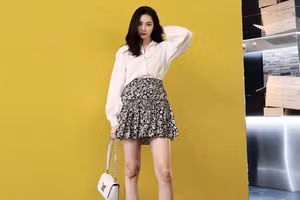 Để diện áo sơ mi trắng mà không "nhạt", Sunmi đã mix cùng chân váy họa tiết để táo sự thanh lịch mà không kém phần chỉn chu. 