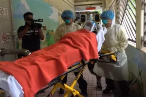 Sầm Trữ Nhạc được đưa đến viện trong tình trạng tinh thần hoảng loạn.