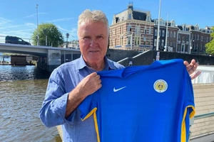 “Phù thủy” Guus Hiddink chính thức dẫn dắt Curacao từ tháng tới.