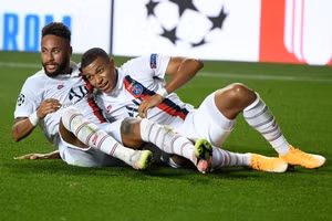 PSG biến Neymar và Mbappe (bên phải) trở thành hai cầu thủ đắt giá nhất thế giới.