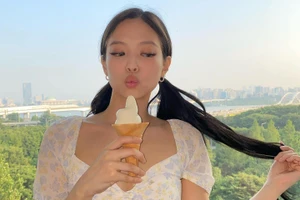 Jennie (Black Pink) được biết đến là một trong những sao nữ có công nhiều nhất trong việc tạo nên trend. Chắc chắn là, nữ Idol cũng không thể bỏ qua item "hot hit" này được. Jennie diện một chiếc áo họa tiết hoa nhí hơi "bánh bèo", dù hơi ngắn nhưng không hề bị hớ hênh ngược lại còn rất bắt mắt và sành điệu.