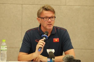 HLV trưởng U19 Việt Nam Philippe Troussier.