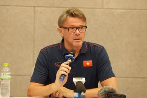 HLV trưởng U19 Việt Nam Philippe Troussier.