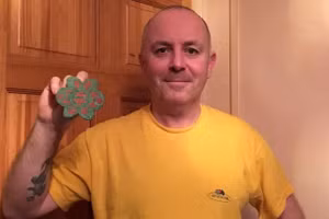 Mảnh kim loại hình bông hoa mà Mike đã đào được.