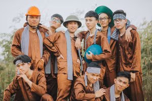 Nhật (đứng thứ 3 từ phải qua) cùng các bạn của mình chụp hình kỷ yếu.