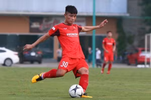 Văn Lắm tập luyện trong màu áo U22 Việt Nam. Ảnh Thanh Niên.