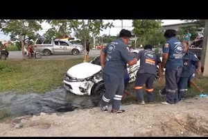 Xe bán tải mất lái lộn nhiều vòng, tài xế thoát chết