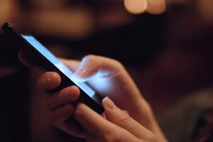 Tiểu Khải và Y Y quen biết nhau qua mạng xã hội. Ảnh minh họa.