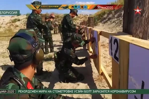 Các sĩ quan Việt Nam tham gia thi bắn tỉa tại Army Games 2020. Ảnh: Zvezda TV.