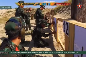 Các sĩ quan Việt Nam tham gia thi bắn tỉa tại Army Games 2020. Ảnh: Zvezda TV.