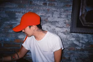 G-Dragon có nhiều hình xăm xuyên suốt sự nghiệp của mình, tạo thành "cuốn nhật ký" đặc biệt in trên da anh. Hình xăm trái tim màu đỏ trên tay nam thần tượng được lấy cảm hứng từ tác của nghệ sĩ Graffiti người Mỹ Keith Haring.