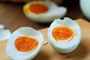 Không nên ăn nhiều trứng muối vì trong quá trình chế biến, trứng muối có sử dụng xút, vôi muối, chì ôxy hoá để ủ trứng.