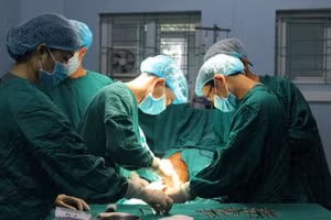 Các bác sĩ BV Đa khoa Hà Giang thực hiện ca phẫu thuật dưới sự hỗ trợ của các bác sĩ Bệnh viện Đại học Y Hà Nội. (BVCC).