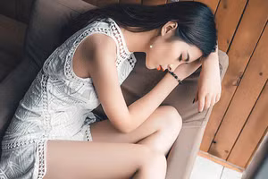 Đau vị trí vùng bụng trên, bên phải là dấu hiệu của bệnh gan.