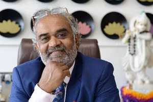 Tỷ phú kim cương người Ấn Độ Savji Dholakia.