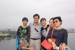 Phan Thị Thanh Nhàn cùng các bạn văn của mình.