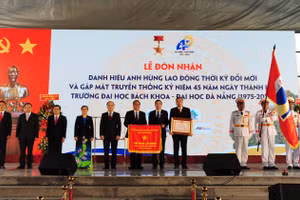 Đại diện lãnh đạo trường ĐH Bách khoa Đà Nẵng đón nhận danh hiệu Anh hùng lao động thời kỳ đổi mới.