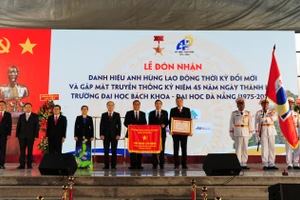 Đại diện lãnh đạo trường ĐH Bách khoa Đà Nẵng đón nhận danh hiệu Anh hùng lao động thời kỳ đổi mới.