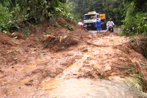 Nhiều điểm sạt lở trên tuyến đường vào Trà Leng (Ảnh minh họa)