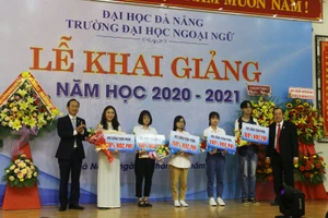 Trao học bổng cho thủ khoa đầu vào khóa tuyển sinh năm 2020