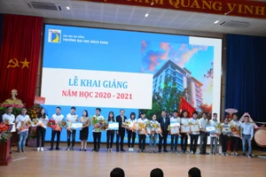 Đại diện các doanh nghiệp trao học bổng cho SV xuất sắc của trường ĐH Bách khoa, ĐH Đà Nẵng