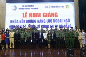 Lãnh đạo, cán bộ chiến sỹ và đại diện nhà trường chụp ảnh lưu niệm tại Lễ khai giảng.