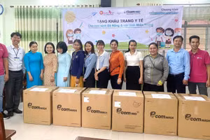 Đại diện các trường học ở Đà Nẵng tiếp nhận khẩu trang tế kháng khuẩn