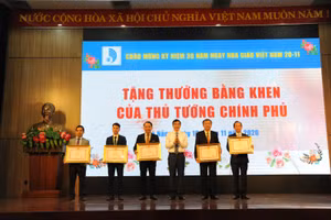 Ông Lê Trung Chinh - Phó Chủ tịch UBND TP Đà Nẵng thừa ủy quyền trao tặng Bằng khen của Thủ tướng chính phủ cho 3 tập thể và 2 cá nhân