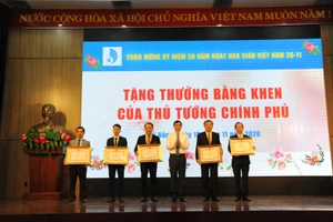 Ông Lê Trung Chinh - Phó Chủ tịch UBND TP Đà Nẵng thừa ủy quyền trao tặng Bằng khen của Thủ tướng chính phủ cho 3 tập thể và 2 cá nhân