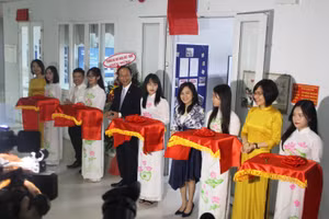 Cắt băng khai trương Phòng học tiếng Việt và văn hóa Việt Nam