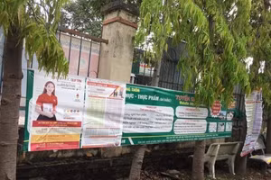 Baner thông báo tuyển sinh của trường ĐH Duy Tân dán đè lên baner của các trường ĐH khác