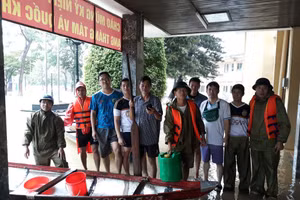 Trường ĐH Nông Lâm Huế hỗ trợ SV vùng thấp trũng di chuyển vào trú tại giảng đường