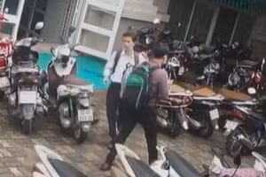 Hình ảnh người đàn ông vào khu vực trường ĐH Đông Á lấy cắp laptop của giảng viên tại phòng làm việc