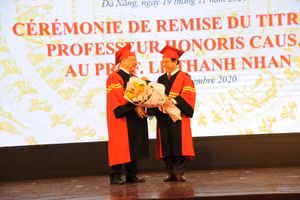 PGS.TS Nguyễn Ngọc Vũ - Giám đốc ĐH Đà Nẵng tặng hoa chúc mừng GS.TSKH Lê Thành Nhân