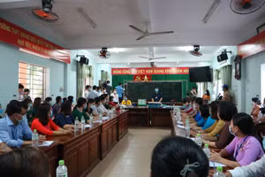 Cục trưởng Cục Quản lý chất lượng- Bộ GD&ĐT Mai Văn Trinh động viên và lưu ý cán bộ, giáo viên coi thi tại điểm thi trường THPT Hoàng Diệu thực hiện tốt quy chế thi.