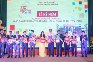 Ban giám hiệu trường ĐH Sư phạm-ĐH Đà Nẵng chúc mừng các tân tiến sĩ của nhà trường.