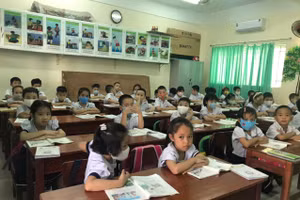 Một số HS Trường Tiểu học Lê Lai (quận Hải Châu) đã đeo khẩu trang trở lại trong lớp học.